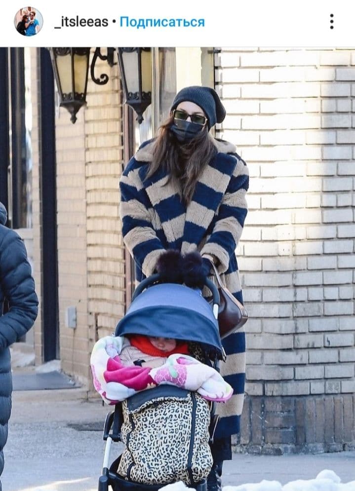 Берем пример: Ирина Шейк в полосатой шубе и модных ботинках отправилась гулять с дочкой